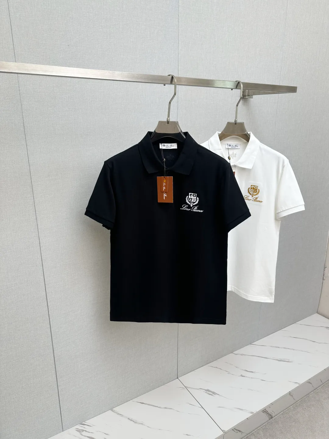 Available at the official New Arrival counter at the same time, men's lapel short-sleeved POLO shirts, Premium mainline Series, imported piqué mercerized cotton fabric, with first-class texture, excellent skin-friendliness, silky and delicate touch, fashionable three-button placket design, small lapels, fashionable and age-reducing, and the upper body is full of Italian accent, full of style. Sizes: M—3XL